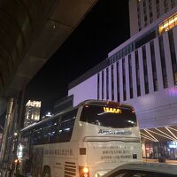 右の大きな建物がホテル