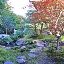 神山を借景とした北庭