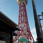 ベイサイドプレイス博多に立つ博多港のシンボルタワー