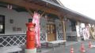 赤い丸型ポストが珍しい