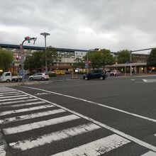 鳥取駅北口。駅ビルの左手前に風紋広場がある。