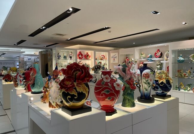 豪華な陶器のお店