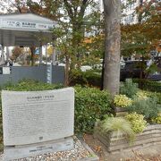 秋晴れの京都、阪急烏丸駅から烏丸通を北へ散策、烏丸御池交差点近辺に遺跡が発掘されたことを記す銘板があるひの表示がある