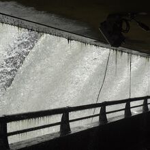 通廊を歩いて対岸に行けます