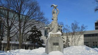 女性のセメント像