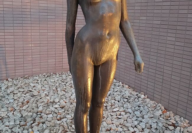 札幌ビューホテルの東側に建つ裸婦像