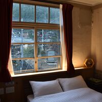 窓から高野線下りが望める