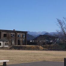 九重山を背景に