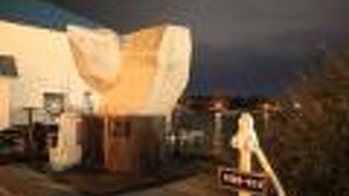 ヒグマと碇がモチーフ