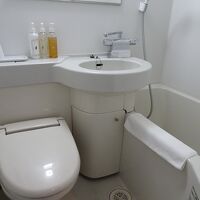 バスルームは狭いですが、1階の大浴場も利用できます