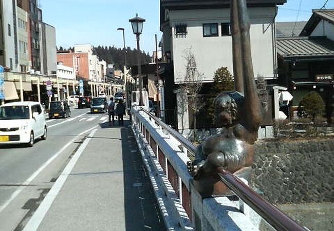 高山駅近く、手や足が異様に長く伸びた不思議な銅像です