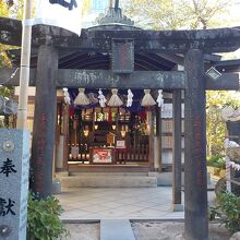 櫛田神社本殿南側にある夫婦恵比寿神社