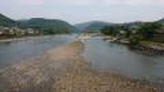 宇治川の中島にある公園