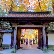 香嵐渓の香積寺　紅葉が輝く山門