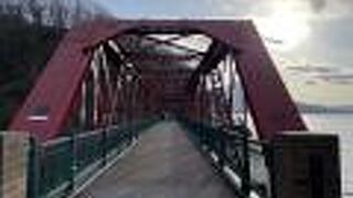 支笏湖の端にある赤い鉄橋