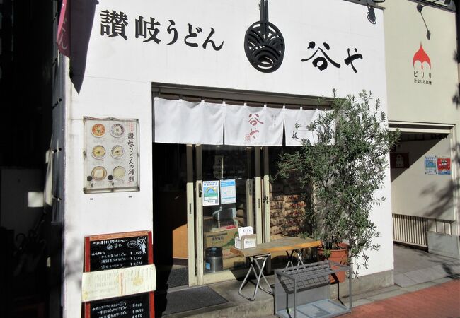 開店前から数人が並んでいました