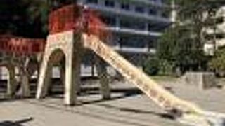 休日子ども連れが遊んでいました