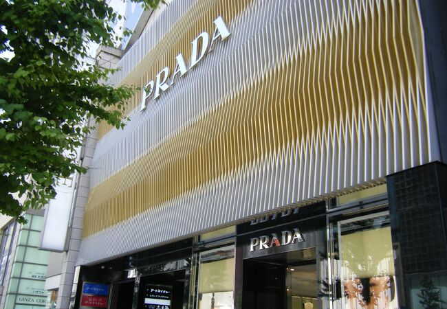 PRADAのコートです。数年前に銀座の路面で購入。