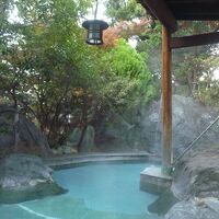 露天風呂でゆっくりとくつろぐ