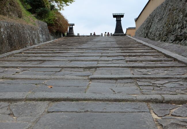 情緒のある武家屋敷界隈の石畳の坂