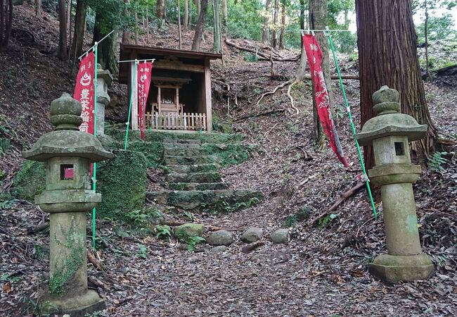 飯盛山の登山道途中に立地する、豊栄稲荷奥の院