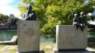 平和公園の橋の川のほとりに建っていました。