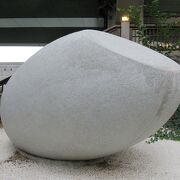 大きな米粒型の石像が目印