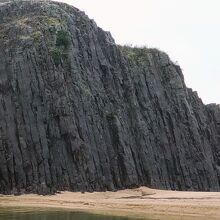 巨大な一枚岩の「立岩」