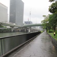 左側のANAホテルからの散歩