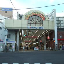 日銀通りから寿司屋通りへ続いています