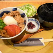 友人が注文したすき焼き丼ランチ