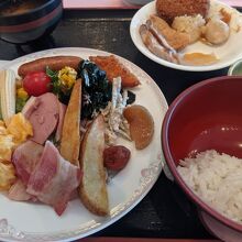 朝食のバイキング