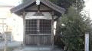 寂しい場所にある、忘れられた一族の墓