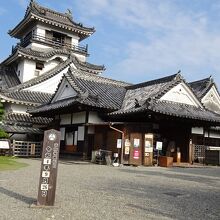 城とほかの建築物が整然と並んでおり素晴らしいです。