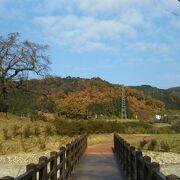 秋は公園を囲む山並みが紅葉で色づき、秋の風情が感じられます