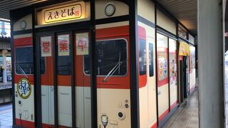 姫路駅在来線上りホームの立ち食い「まねきのえきそば」をすする