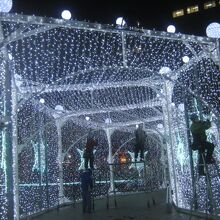 作業されている方が電飾内部で見られる風景が独特です！