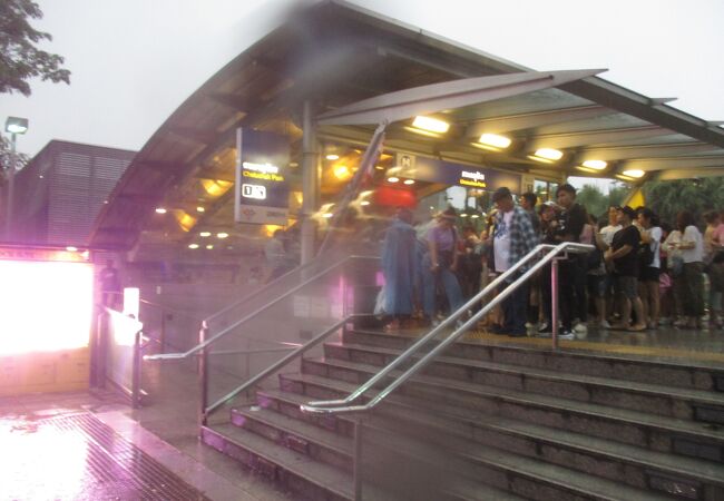 雷雨のチャトゥチャック公園駅