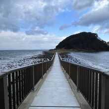 橋を渡って大島に歩けます。