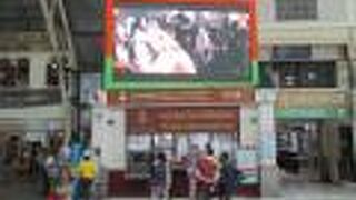 正面には大きいテレビモニターがあります