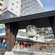 大きな門が迎えてくれる。