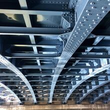 真下から撮るとシンガポールリバークルーズを思い出す