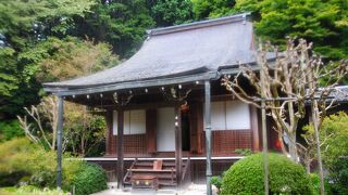 平清盛の娘で高倉天皇の母であった建礼門院が、ココで余生を過ごしたのは有名なお話で、このお寺を有名にしましたね。