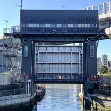 信号赤　もちろん閉まってる