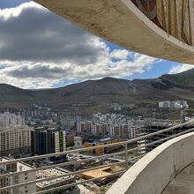 どんどん郊外の丘まで建物が建っている