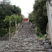 かなり急こう配の階段を登り切ったとこにある神社です。