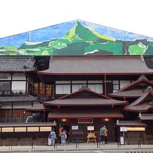 屋根はシートカバーで覆われています。