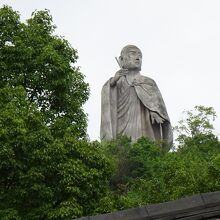 お寺から見える巨大弘法大師像。
