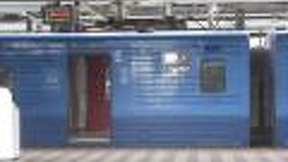 ブルーのボディで運転中です