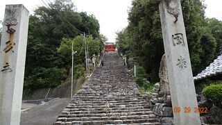 かなり急こう配の階段を登り切ったとこにある神社です。